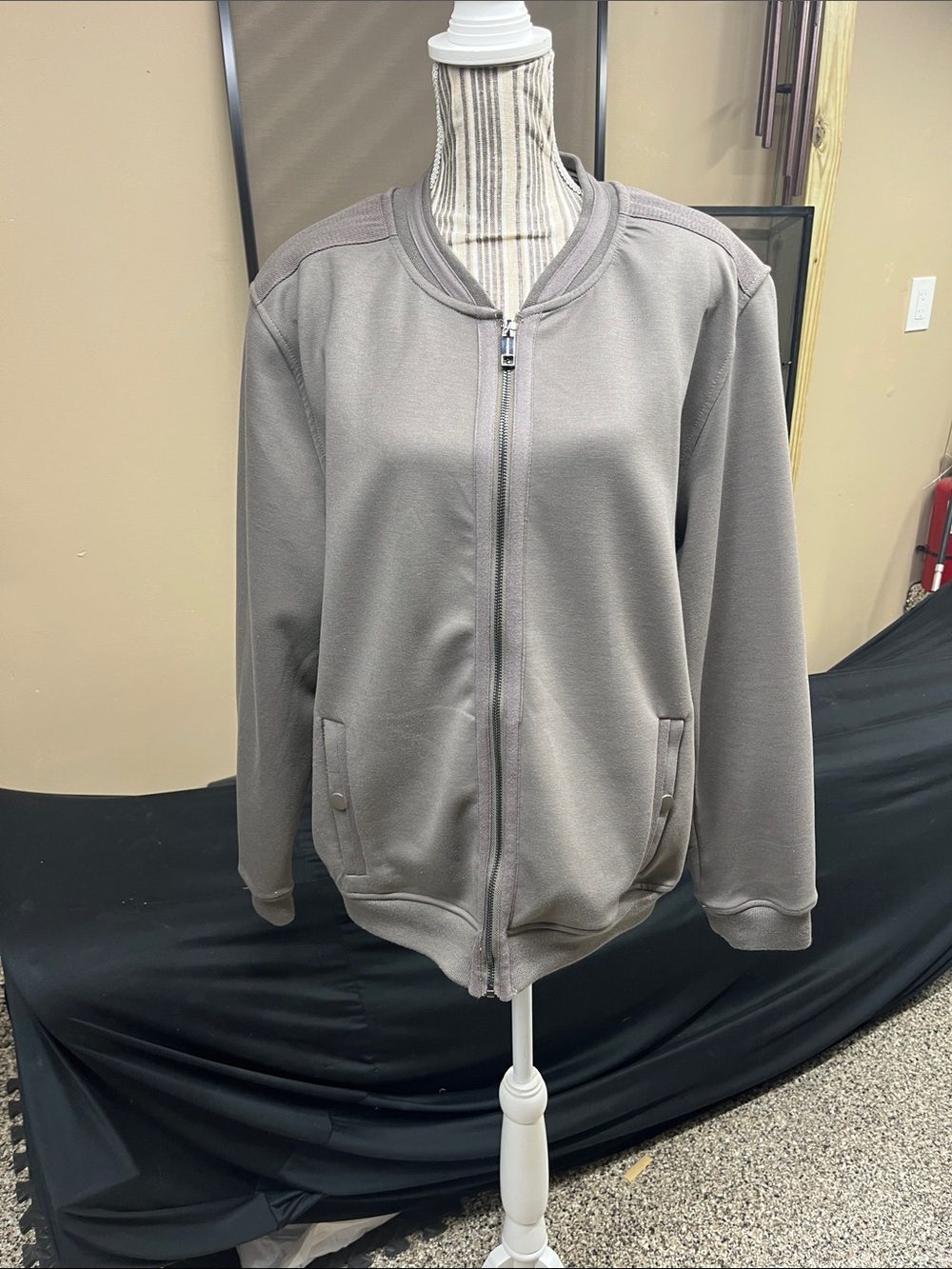 Magaschoni man zippered sz L taupe lightweight jacket